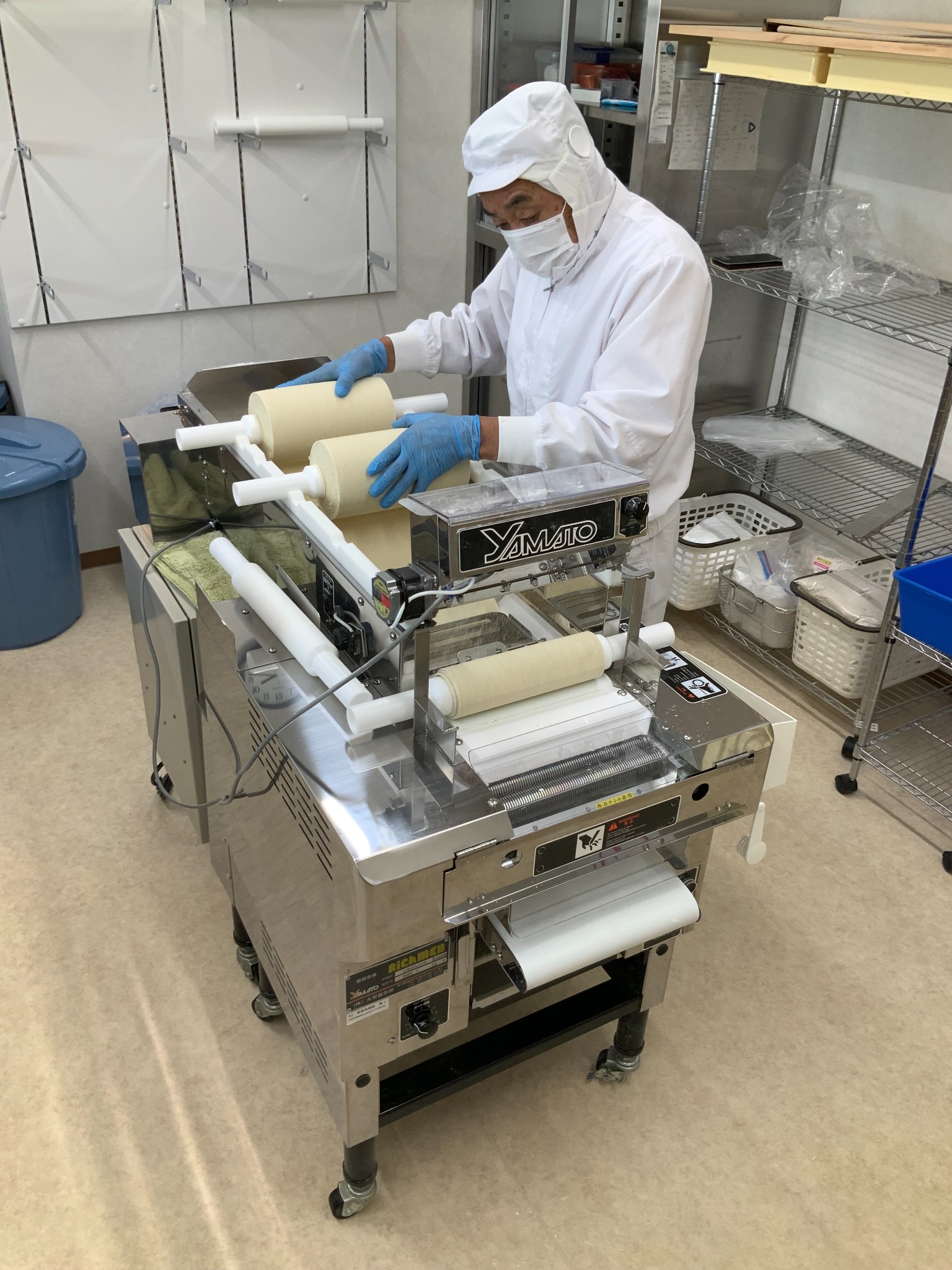 製麺機で麺を作るうた乃の製麺技能士