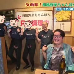 TOSテレビ「ゆ～わくサタデー」生中継で全員でポーズをとる様子（左3人の顔はスタンプ加工）