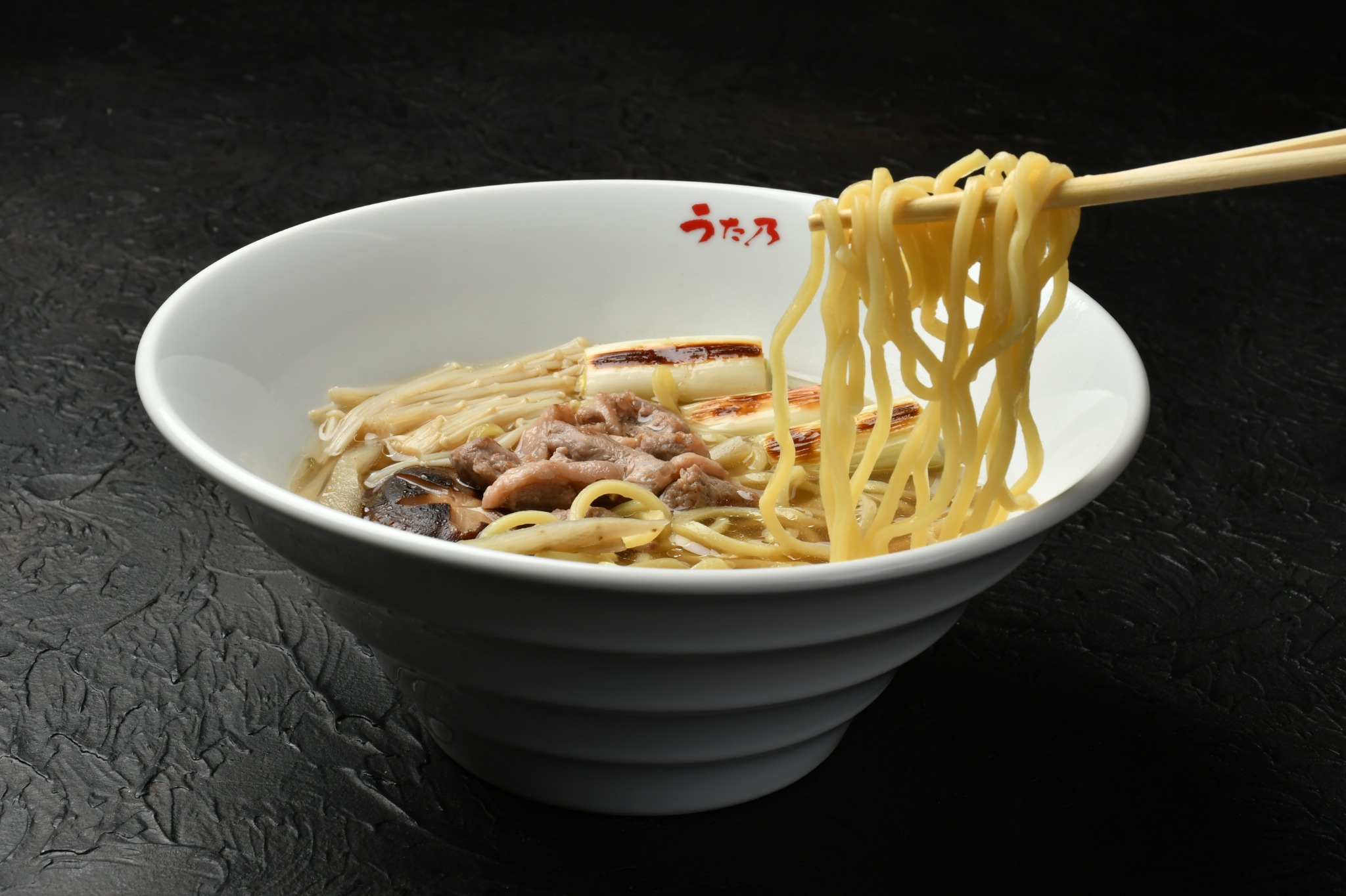 かも吸いちゃんぽんの麺を箸で持ち上げた様子